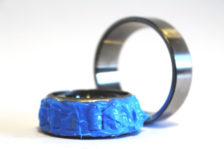 Inerte Fluorcarbonfette A rolling bearing lubricated with PFPE grease