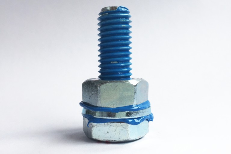 metallfreie Paste nut and bolt lubricated with blue paste